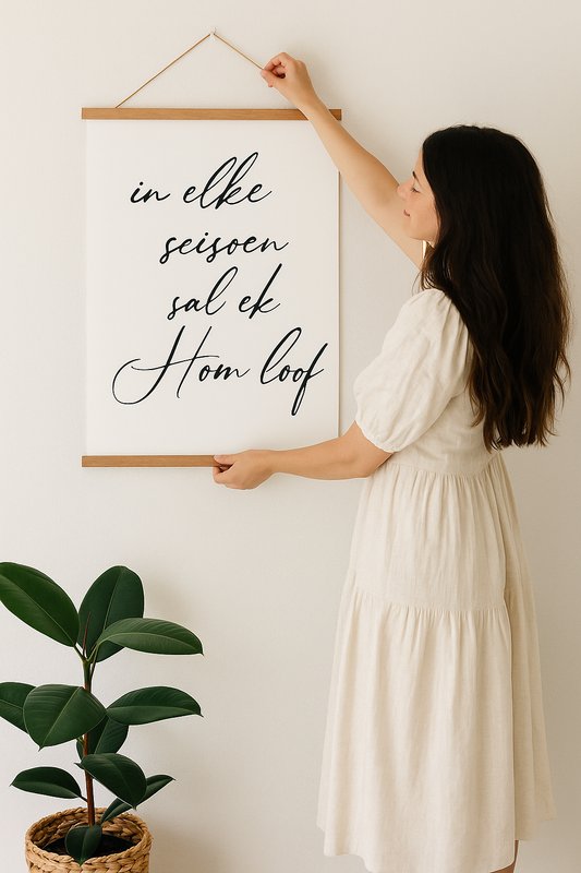 In Elke Seisoen Hanging Banner Print